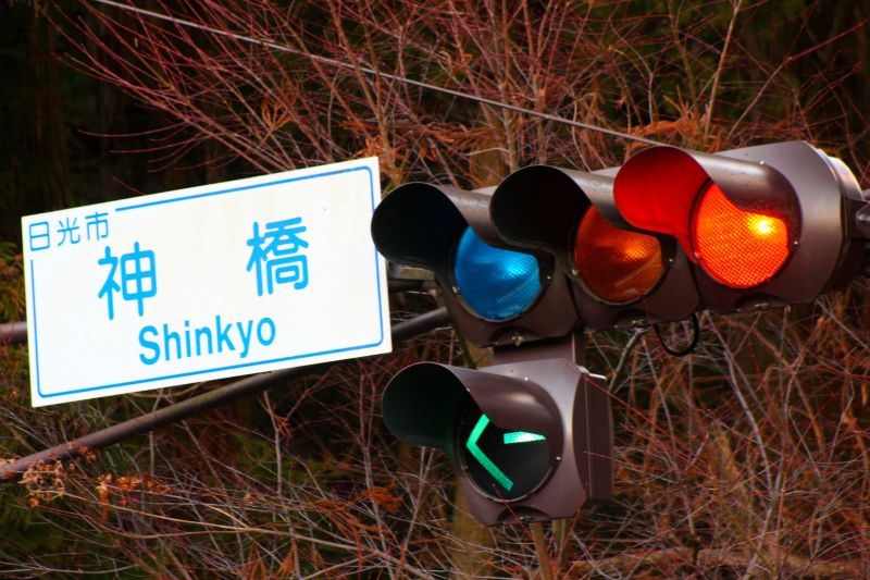 đèn xanh của cột đèn giao thông Nhật Bản là màu xanh da trời